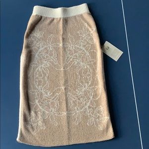Long beige skirt. 70% Alpaca- 30% organic cotton.